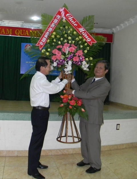 Phó Chủ tịch UBND tỉnh Dak Lak Trần Hiếu tặng hoa chúc mừng Sở Thông tin và Truyền thông nhân lẫ kỷ niệm