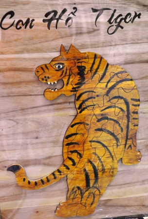 Các sản phẩm được chế tác tương đối giống các con vật, được chú thích tên bằng cả tiếng Việt và tiếng Anh