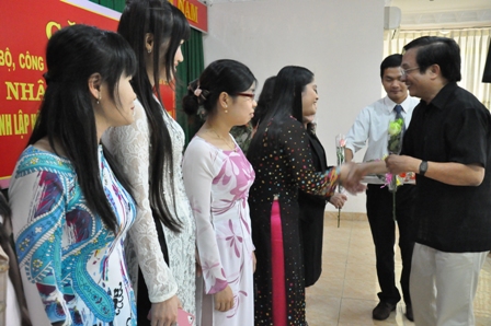 Tặng hoa chị em nhân ngày 20-10