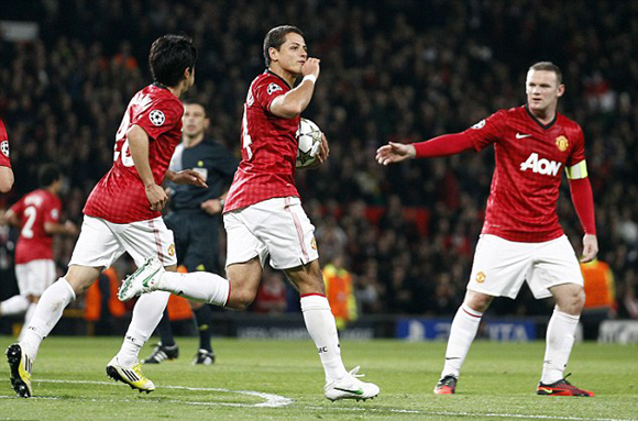 Trong ngày thi đấu chói sáng, Chicharito tỏa sáng với cú đúp giúp Quỷ đỏ cân bằng tỷ số 2-2