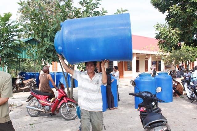 Đội bồn về nhà để chứa nước sạch