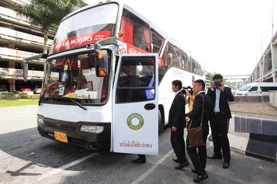 Toàn đội nhanh chóng ra xe về khách sạn Golden Tulip