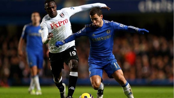 Chelsea (áo xanh) đang lún sâu vào khủng hoảng