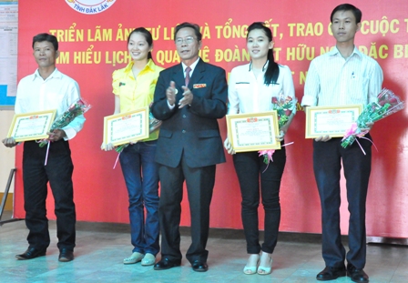 Hội Hữu nghị Việt Nam - Lào tỉnh cũng đã trao giấy khen tặng 4 cá nhân tại Dak Lak đoạt giải thi trắc nghiệm hàng tuần của Ban tổ chức cuộc thi cấp Trung ương