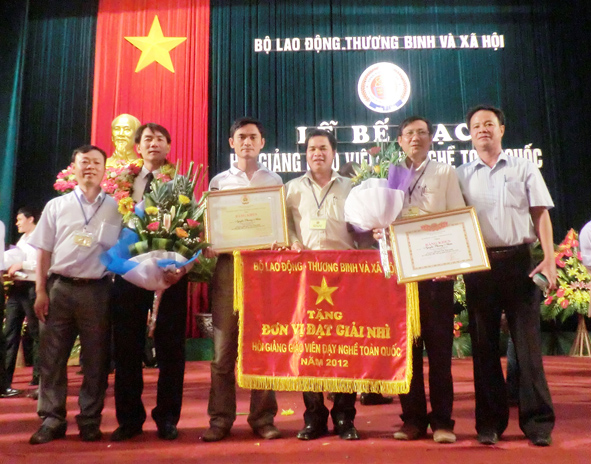 Thầy Nhâm (thứ 2 từ trái sang) tại Lễ bế giảng Hội giảng giáo viên dạy nghề toàn quốc năm 2012.