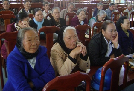 Cử tri xã Hòa Thuận tham dự buổi tiếp xúc cử tri