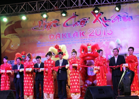 Các đại biểu cắt băng khai mạc hội chợ