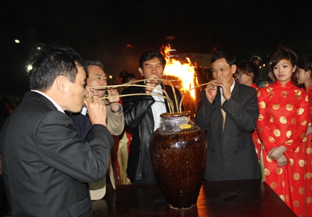 Khai rượu cần mở màn các hoạt động hội chợ