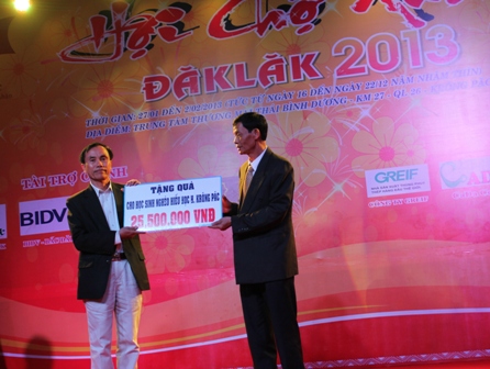 Tặng tượng trưng 51 suất học bổng cho học sinh nghèo hiếu học