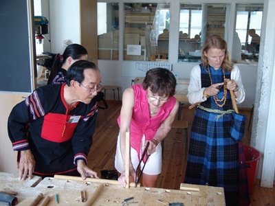 Nghệ sĩ Ưu tú Vũ Lân hướng dẫn việc chế tác nhạc cụ dân tộc Tây Nguyên cho người yêu âm nhạc dân gian tại Festival Âm nhạc dân gian Quốc tế tại Phần Lan (tháng 7-2011)