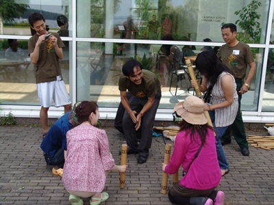 Đông đảo người thưởng lãm âm nhạc truyền thống đến tiếp xúc và xem nghệ sĩ Trương Ân diễn tấu các nhạc cụ dân tộc Tây Nguyên bên lề Festival Âm nhạc dân gian Quốc tế tại Phần Lan (tháng 7-2011)