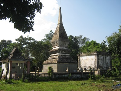 Mộ vua voi R’Leo (chóp nhọn) và vua voi Khunjunop (hình vuông, bên phải) tại khu mộ dòng họ