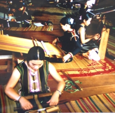 Liên kết với ngành du ịch địa phương để quảng bá, giới thiệu sản phẩm đến với du khách là hướng đi của HTX thổ cẩm Tơng Bông (Ea Kao, TP. Buôn Ma Thuột)