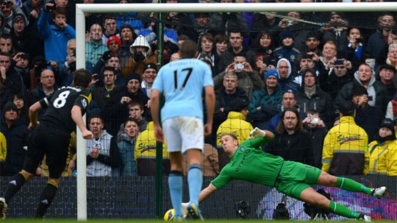 Pha bóng được xem là bước ngoặt của trận đấu khi Frank Lampard đá hỏng quả phạt đền