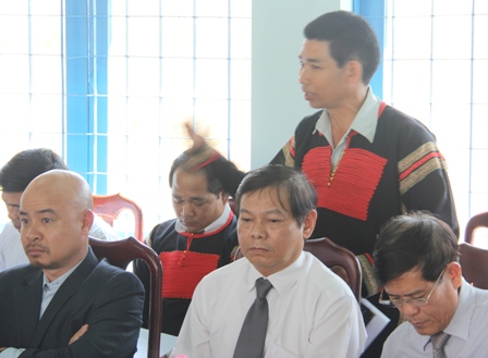 Đồng bào xã Ea Tul phát biểu ý kiến tại buổi làm việc