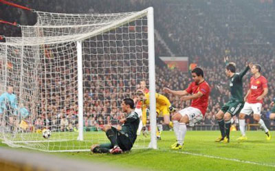 Ronaldo (trái) đệm lòng cận thành ghi bàn ấn định chiến thắng 2 - 1 cho Real Madrid
