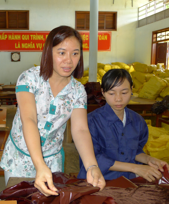 Chị Dung đang hướng dẫn công nhân tại công ty.             Ảnh: Minh Quân