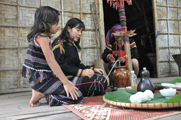 Chị Hà (giữa) trong một lần phục dựng nghi lễ của đồng bào Êđê. 