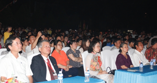 Đông đảo khán giả đến với đêm nhạc