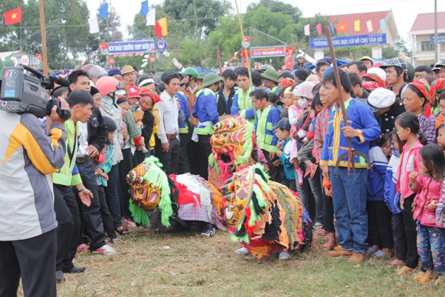 Người đi xem hội háo hức với các tiết mục thi múa sư tử 