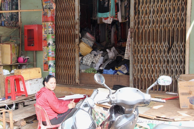 Cửa ki ốt bị trộm mở toang, lấy sạch quần áo đắt tiền, vải vóc