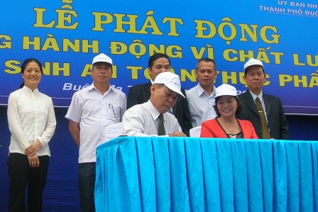 Đại diện lãnh đạo các cơ sở sản xuất, kinh doanh thực phẩm, trường học ký cam kết bảo đảm ATTP.