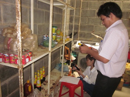 Đoàn kiểm tra còn phát hiện nhiều thực phẩm và phụ gia thực phẩm không rõ nguồn gốc xuất xứ, hết hạn sử dụng tại kho chứa đồ khô của Nhà hàng Mộc.