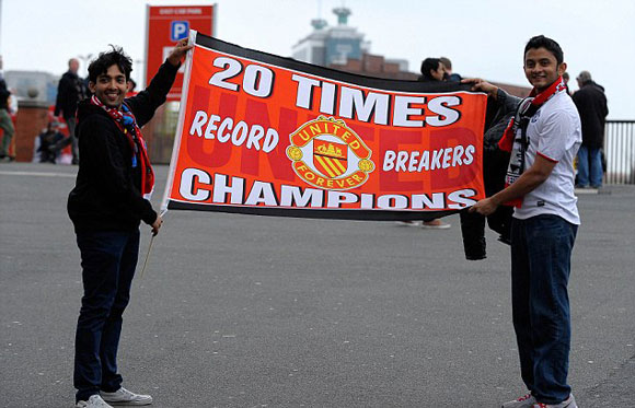 Người hâm mộ MU vui mừng trước chức vô địch lần thứ 20 của đội nhà