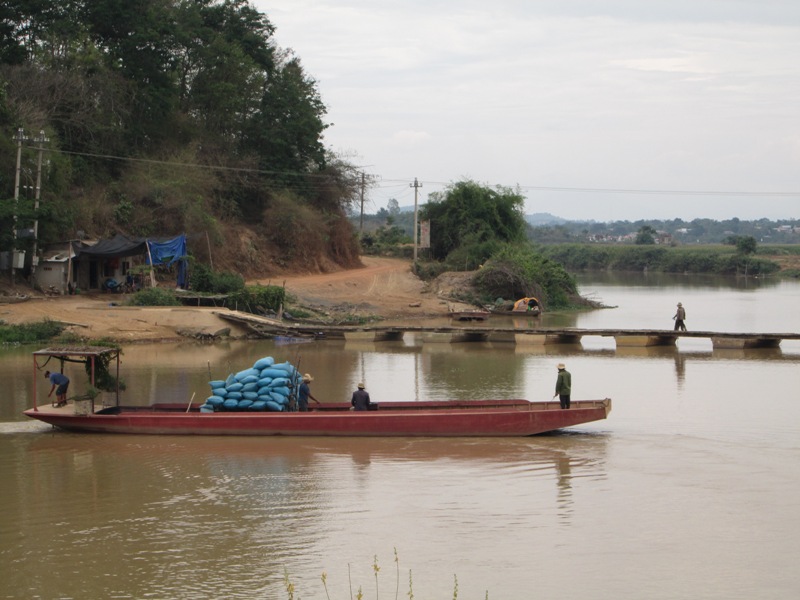Chở lúa qua sông Krông Ana