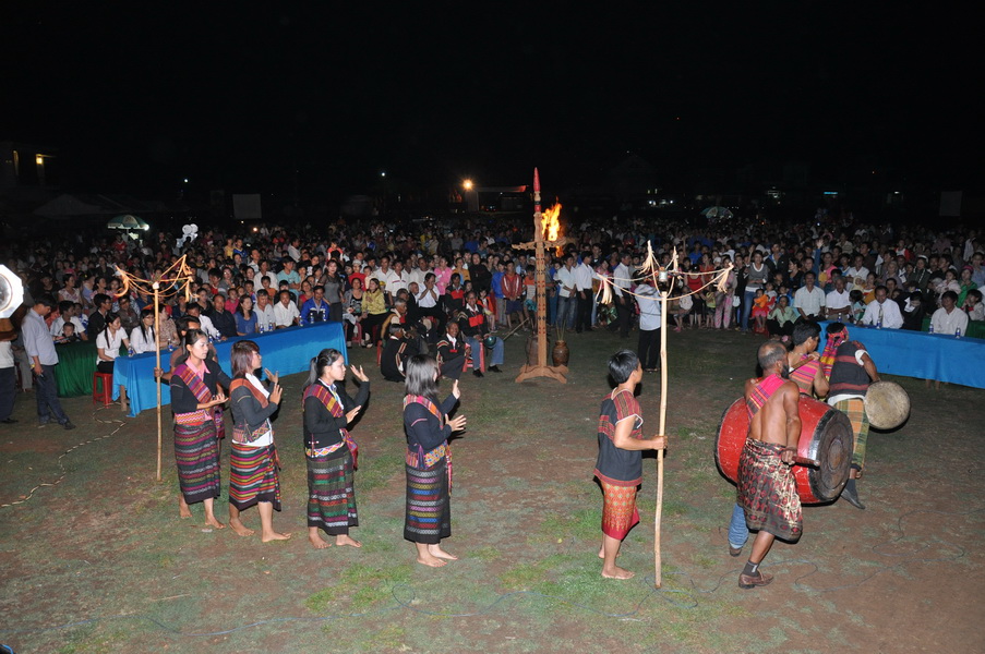 Đông đảo người dân đã tập trung về sân vận động xã Ea Phê để tham dự đêm dạ hội