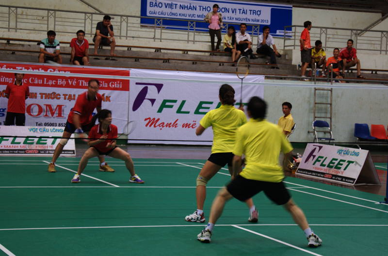 Các tay vợt thi đấu nội dung đôi nam - nữ