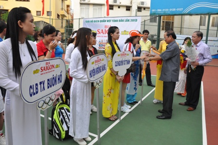 Tặng hoa và cờ lưu niệm các câu lạc bộ tham dự giải