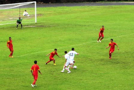 Pha bóng trong trận Dak Lak (áo đỏ) và Phú Yên trên sân vận động Buôn Ma Thuột chiều 17-6.
