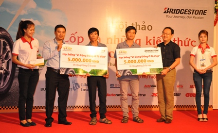 Toàn bộ số tiền bán vé tại hội thảo đã được trao tặng hai học sinh nghèo học giỏi tại Trường Trung cấp Nghề Vinasme Buôn Ma Thuột