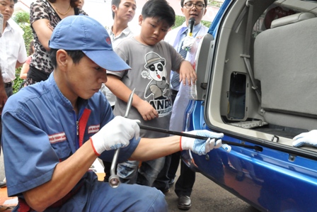 Kỹ thuật viên của Công ty TNHH Toyota Buôn Ma Thuột đang thị phạm cách tháo, lắp lốp ô tô nhanh chóng và an toàn
