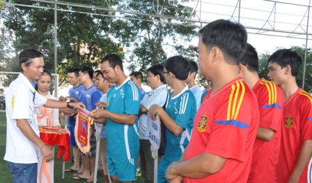 Tặng cờ lưu niệm các đội bóng tham dự giải
