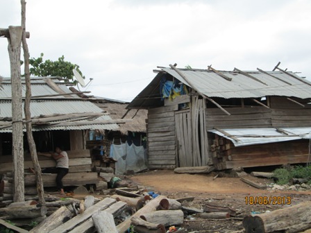 Gỗ chứa đầy trong các gia đình là hệ quả của tình trạng phá rừng