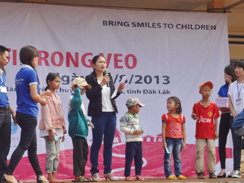 Nhận những phần quà từ các anh chị tình nguyện