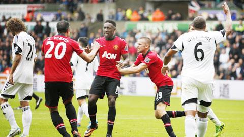 Đồng đội chúc mừng Welbeck sau khi anh lập cú đúp