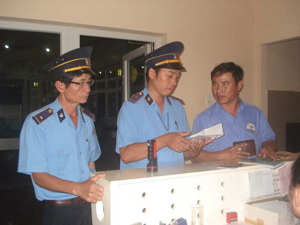 Kiểm tra việc ký sổ nhật trình tại Bến xe phía Nam TP. Buôn Ma Thuột.