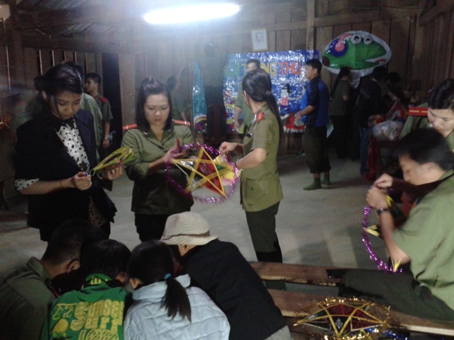 Chuẩn bị tổ chức chương trình vui Trung thu cho các em thiếu nhi.