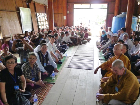 Đoàn đại biểu người có uy tín TP. Hồ Chí Minh thăm và tặng quà bà con buôn Drăng Phôk