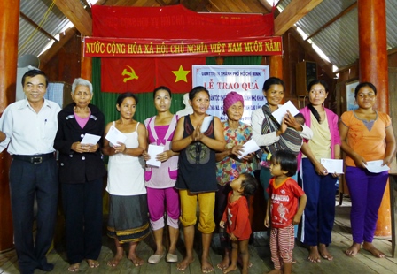 Đại diện Đoàn tặng quà bà con nghèo