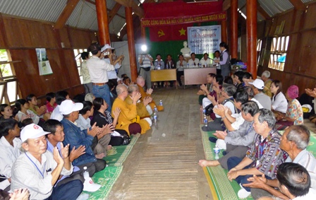 Bà con chào đónđoàn tại Nhà cộng đồng buôn