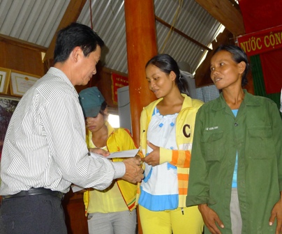 Trưởng đoàn Trần Trung Tính tặng quà bà con