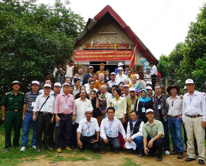 Đoàn đại biểu chụp hình lưu niệm cùng bà con trong buôn