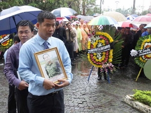 Người dân chờ vào viếng Đại tướng