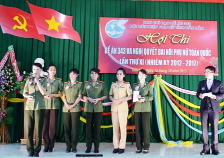 Phần thi kiến thức của đội tuyển Phụ nữ Công an Tỉnh