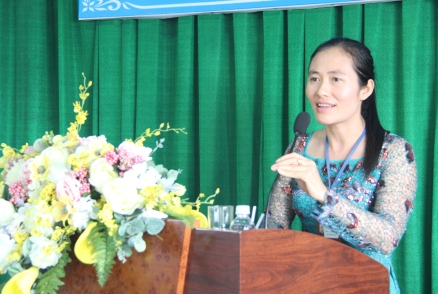 Lãnh đạo Trung tâm GDTX  huyện Krông Pak báo cáo tham luận tại hội nghị