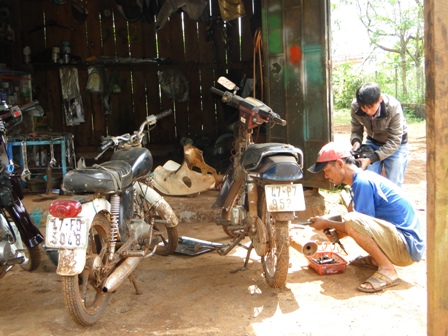 Tiệm sửa chữa xe máy của gia đình anh Y Tô Nô Ktul  luôn đông khách.